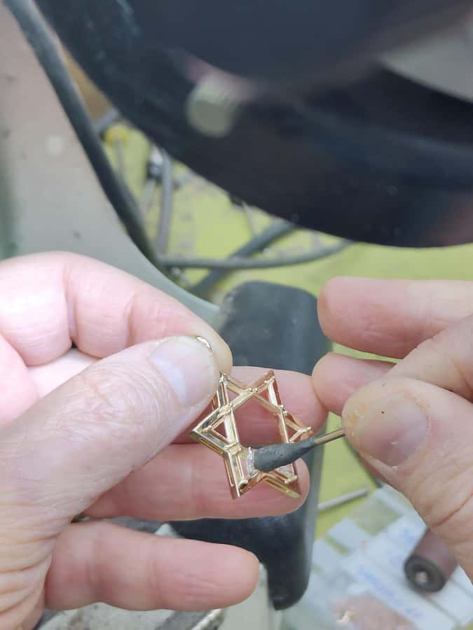 Exclusive Private Tour in The Israel Diamond Exchange - The gemological lesson: using the 4Cs like a practical buyer