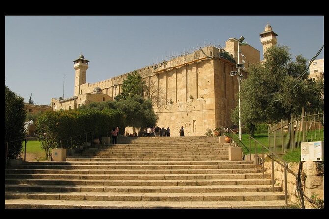 Hebron & Ramallah Full-Day Guided Tour from Jerusalem - Stop 1: Arafat’s Tomb and the feeling of a de-facto capital