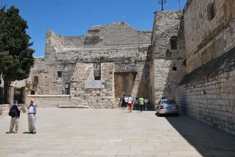 Jerusalem and Bethlehem Full-Day Tour from Jerusalem - Crossing into Bethlehem: passport check, Palestinian guide handoff, and a possible bus change