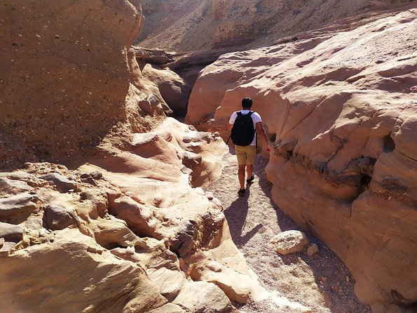 Red canyon jeep tour in Eilat - The jeep drive between canyon and viewpoint: scenery plus context