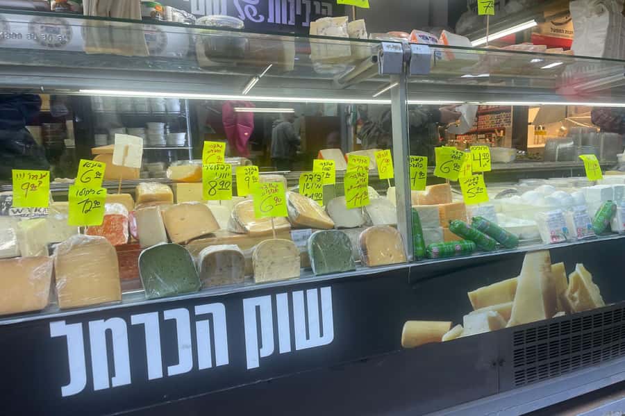 Tel Aviv: Carmel Market & Neighborhood Guided Walking Tour - Immigrants shaped Tel Aviv meals, from Yemen to everyday street food