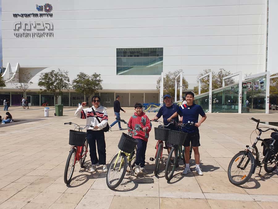 Tel Aviv: Private Bike Tour - Rothschild Boulevard to Rabin Square: classic Tel Aviv energy, guided