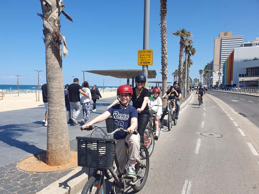 Tel Aviv: Private Bike Tour - The guide and photographer factor: why this tour feels smoother