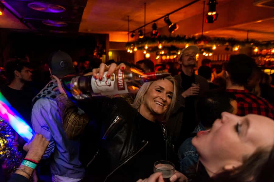 Tel Aviv: Pub Crawl with 4 Stops and Free Shots - The 4-hour plan: how the pace feels in real life